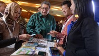 Wakil Presdir PT Bank Central Asia Armand W Hartono (dua dari kanan) menunjukkan aneka kartu kredit dan debit BCA kepada Ketua Umum Asosiasi Pengusaha Retail Indonesia Roy N Mandey (tengah). Pool/BCA.
