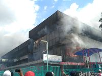 Api Masih Membara di Pasar Senen, Terdengar Suara Kaca-kaca Pecah