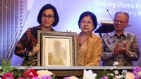 Sri Mulyani menetapkan nama Gedung Utama Kantor Direktorat Jenderal Pajak Kementerian Keuangan dengan nama Gedung Marie Muhammad. Penetapan nama gedung itu dihadiri oleh istri Marie Muhammad (tengah).