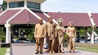 Lucky dan Tiara saat memasuki area Masjid At-Tin, Jakarta Timur pada Kamis (19/1/2017). Pool/Noel/detikFoto.