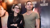 Niki tampil serba hitam dan Nicholas tampak mengenakan kaus hijau dan celana khaki serta sneakers biru. Pool/Noel/detikFoto.