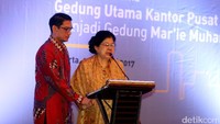 Istri Marie Muhammad meneteskan air matanya saat memberikan sambutan di hadapan Menteri Keuangan Sri Mulyani dan para undangan.