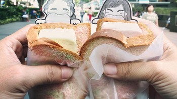 @doodledeux menjadi tempat pasangan ini berbagi cerita seru kebersamaan mereka. Mulai dari kencan di malam Minggu, pamer jajan es krim sandwich di Orchard Road, menikmati sunset di pantai Bali, sampai menirukan gaya flamingo di Batu Secret Zoo. Foto: Instagram @doodledeux/Teks: Rachmatunnisa