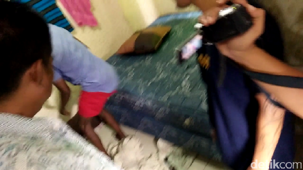  Petugas Imigrasi Jakarta Utara menggelar razia warga negara asing (WNA) di Apartemen Gading Nias, Jakut, Kamis (19/1/2017)