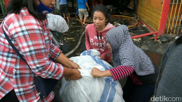 Sudah 12 Jam Kebakaran Pasar Senen Belum Padam