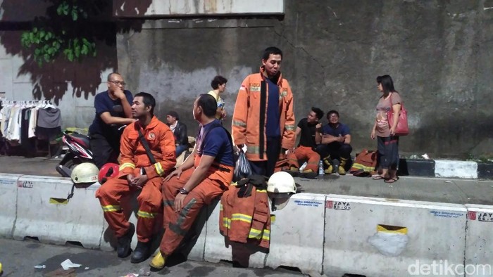 Petugas Damkar yang Padamkan Api di Pasar Senen Bekerja 24 Jam