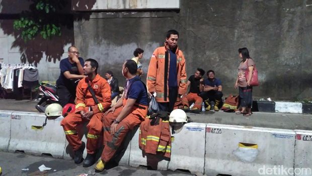 Petugas Dirikan Tenda dan Gantian Padamkan Kebakaran Pasar Senen