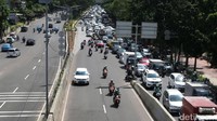 Penyempitan jalur di mulut jalan layang membuat kemacetan panjang. Ketidaksabaran mendorong sebagian pemotor memilih masuk ke JLNT Casablanca.