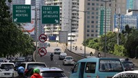 Pemotor memasuki mulut JLNT Casablanca yang berada di Jl Mas Mansyur. Pelanggaran ini marak sejak beberapa pekan lalu.