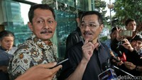 KPK memeriksa Gamawan Fauzi selama 8 jam sebagai saksi terkait kasus korupsi pengadaan paket penerapan KTP berbasis nomor induk kependudukan secara nasional (e-KTP) 2011-2012 di Kementerian Dalam Negeri.