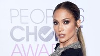 Gaun tersebut juga menampilkan lekuk tubuh dari pacar Drake itu. Kevork Djansezian/Getty Images/detikFoto.