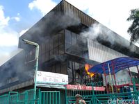 Api Masih Membara di Pasar Senen, Terdengar Suara Kaca-kaca Pecah