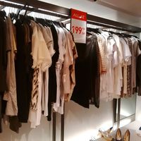 Zara Diskon Hingga 70%, <i>T-shirt</i> Mulai dari Rp 90 Ribu