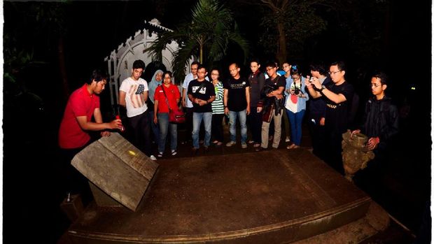 Menelusuri Museum Taman Prasasti di malam hari (dok Indonesia Heritage Trails)