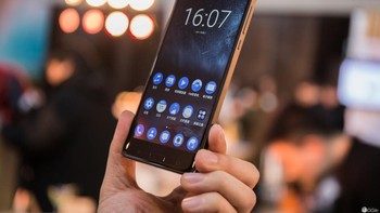 Nokia 6 adalah ponsel pertama yang dirilis oleh HMD Global, yang sekarang menjadi pemegang lisensi merek Nokia. Rilis pada Januari 2017, Nokia 6 memakai layar 5,5 inch HD, prosesor Snapdragon 430, RAM 3/4GB, baterai 3.000 mAh, serta kamera 16 megapixel dan kamera depan 8 megapixel. Harganya di kisaran USD 246. Foto: Dlte