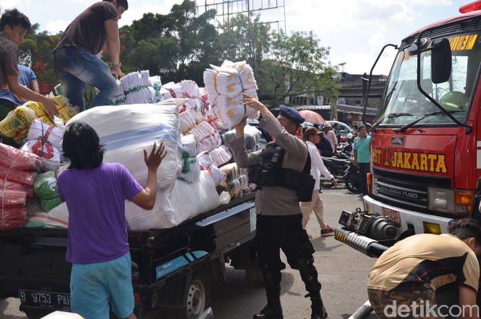 Bantu Evakuasi Dagangan, Brimob Jaga Pasar Senen dari Penjarahan
