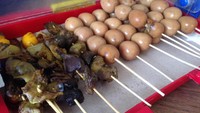 Soto makin komplet dengan aneka pilihan sate yang tersedia di meja. Sate-sate ini kerap berganti. Bisa telur putih, ati ampela, paru, kerang, atau tahu tempe bacem.