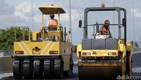 Sejumlah alat berat seperti peneumatic roller dan double drum roller diturunkan untuk meratakan jalan.