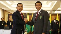 Usai pelantikan keduanya langsung berpose di depan kamera. Dok, Humas PBSI.