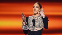 Ia berhasil membawa pulang piala lewat  kategori Favorite TV Crime Drama Actress atas penampilannya di Shades of Blue. Kevin Winter/Getty Images/detikFoto.