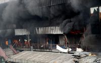 Begini Gigihnya Petugas Damkar Lawan Api dan Asap di Pasar Senen