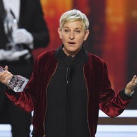 Bicara soal gaya androgini, tak bisa melupakan Ellen DeGeneres. Banyak yang berpendapat bahwa presenter kenamaan ini bisa tampil cantik tapi di sisi lain dia juga terlihat tampan. Foto: Kevin Winter/Getty Images