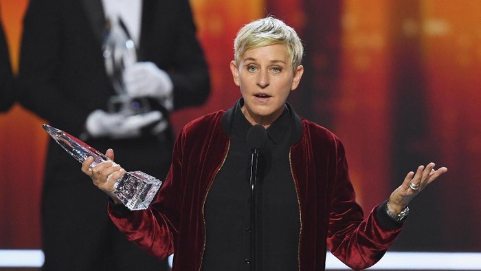 LOS ANGELES, CA - JANUARY 18:  Actress/TV host Ellen DeGeneres accepts Favorite Animated Movie Voice for Finding Dory onstage during the Peoples Choice Awards 2017 at Microsoft Theater on January 18, 2017 in Los Angeles, California.  (Photo by Kevin Winter/Getty Images)