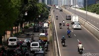 Sejumlah pengendara sepeda motor nekat melintas di JLNT Casablanca.