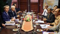 Wamenlu AM Fachir dan  Wamenlu Italia Benedetto Della sebelum pembicaraan bilateral. Turut hadir dalam pertemuan itu 7 dubes Italia di negara-negara ASEAN.