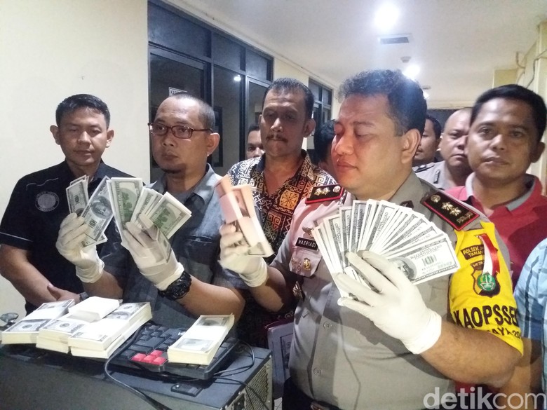 Polisi Tangkap 1 WNA dan 5 WNI Pengedar Dolar Palsu Polisi Tangkap 1 WNA dan 5 WNI Pengedar Dolar Palsu