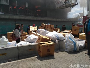 Saat Tumpukan Dagangan Penuhi Jalan di Depan Pasar Senen