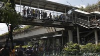 Beberapa warga bahkan menonton kebakaran dari jembatan halte bus TransJakarta.