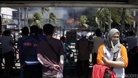 Beberapa juga menyaksikan dari halte.