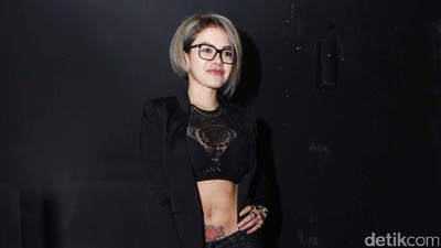 Nikita Mirzani Pamer Perut, Seksi?