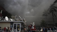 Sebelumnya, petugas damkar kesulitan menjangkau titik api karena beberapa gerbang Pasar Senen yang masih terkunci. Akses jalan menuju titik api juga sempit. 