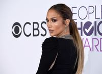 Penampilan Berkilau Jennifer Lopez dengan Perhiasan Rp 800 Juta