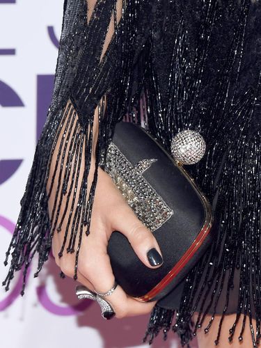 Seksinya Blake Lively Bergaun Mini & Menerawang di Karpet Merah