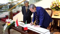 Wamenlu A.M. Fachir (kiri) menyaksikan Wamenlu Italia Benedetto Della membubuhkan tandatangan di buku tamu. Selain itu, turut hadir beserta rombongan  7 dubes Italia di negara-negara ASEAN yakni Indonesia, Filipina, Thailand, Malaysia, Singapura, Myanmar dan Vietnam.