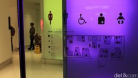 Dari depan, Gallery Toto tersebut tampak mewah dan tak ada ubahnya dengan galeri seni atau toko barang branded. Namun tepat di pintu masuk, tertulis informasi kalau galeri tersebut didedikasikan khusus untuk toilet. Dalam hal ini adalah toilet dari brand Toto asal Jepang yang sudah terkenal (Randy/detikTravel)