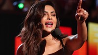 Dalam acara tersebut, aktris Bollywood itu terlihat cantik dengan dress yang dikenakannya. Foto: Christopher Polk/Getty Images