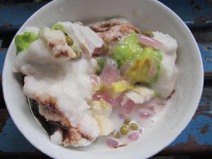 Siang Ini Enaknya Ngemil Jajanan Kue Rangi dan Es Podeng