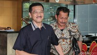 Mantan Mendagri Gamawan Fauzi (kiri) usai menjalani pemeriksaan di Gedung KPK, Jakarta, Kamis (19/1/2017).