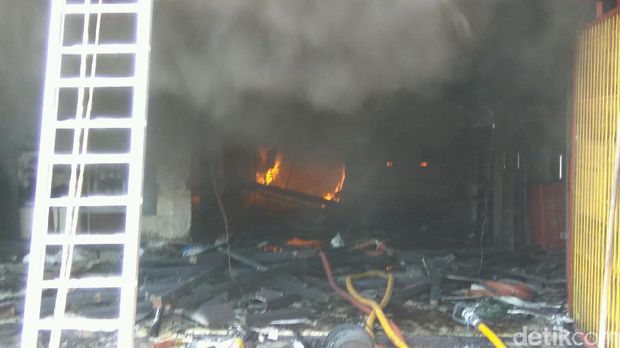 9 Jam Berlalu, Kebakaran Pasar Senen Belum Padam