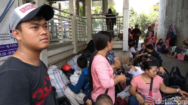 Rasyid (bertopi) yang akhirnya berjualan dekat halte busway karena kebakaran Pasar Senen, Kamis (19/1/2017)