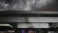 Kebakaran yang terjadi sejak Subuh tadi masih belum berhasil dipadamkan.