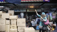Kebakaran di kios Pasar Senen yang meluas ini dilaporkan sudah terjadi sejak pukul 04.43 WIB. Titik lokasi kebakaran tepatnya di Blok III Pasar Senen.
