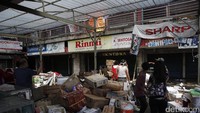 Hingga saat api masih terus berkobar di lantai 2, dan belum ada informasi mengenai ada-tidaknya korban jiwa serta penyebab kebakaran tersebut. 