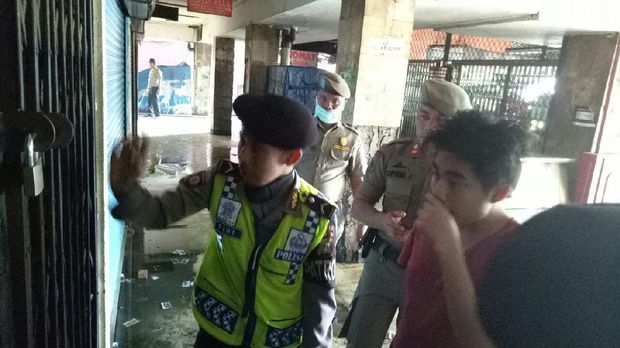 Pedagang Paksa Masuk Pasar Senen Untuk Selamatkan Dagangan
