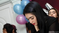 Usai memotong kue tersebut, ia pun mendapat ucapan serta doa dari rekan artis hingga kru yang membantunya. Pool/Noel/detikFoto.