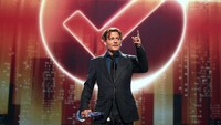 Begini gaya Depp ketika berpidato soal kemenangannya. Foto: Christopher Polk/Getty Images